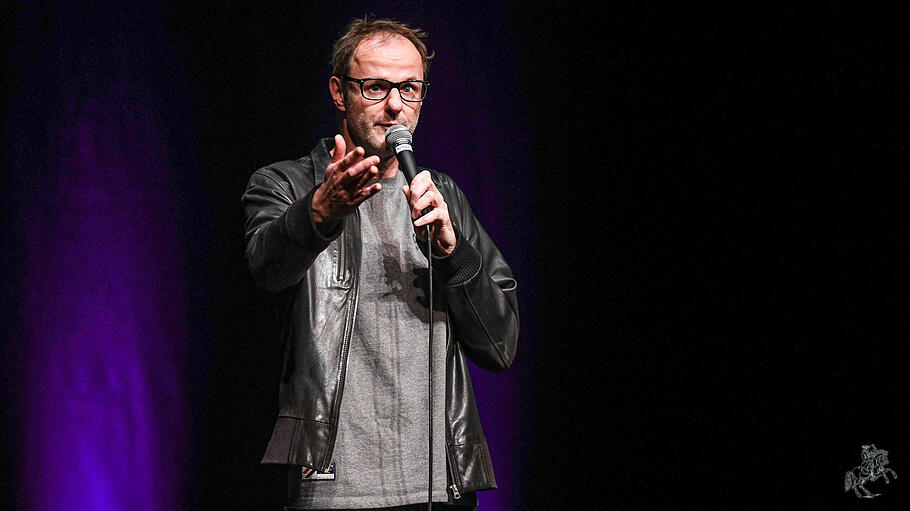 Vince Ebert (57) ist Naturwissenschaftler und Kabarettist. Von dieser Warte aus wirft er einen sehr besonderen Blick auf die Welt. Komödie, Drama und Analyse liegen dicht beieinander.