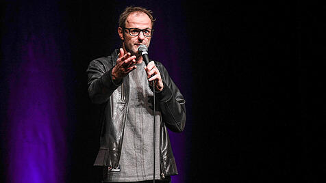 Vince Ebert (57) ist Naturwissenschaftler und Kabarettist. Von dieser Warte aus wirft er einen sehr besonderen Blick auf die Welt. Komödie, Drama und Analyse liegen dicht beieinander.