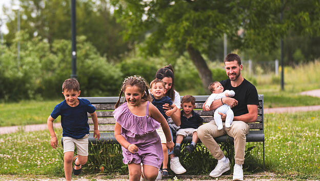Large family enjoying leisure time at playground model released, Symbolfoto, JAQF01604