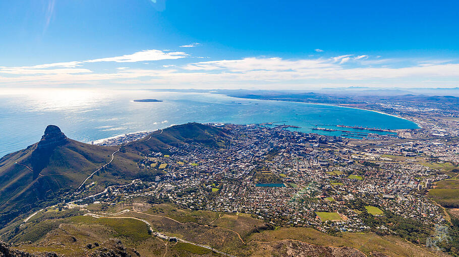 Atemberaubender Blick vom Tafelberg auf Kapstadt und den Atlantik.