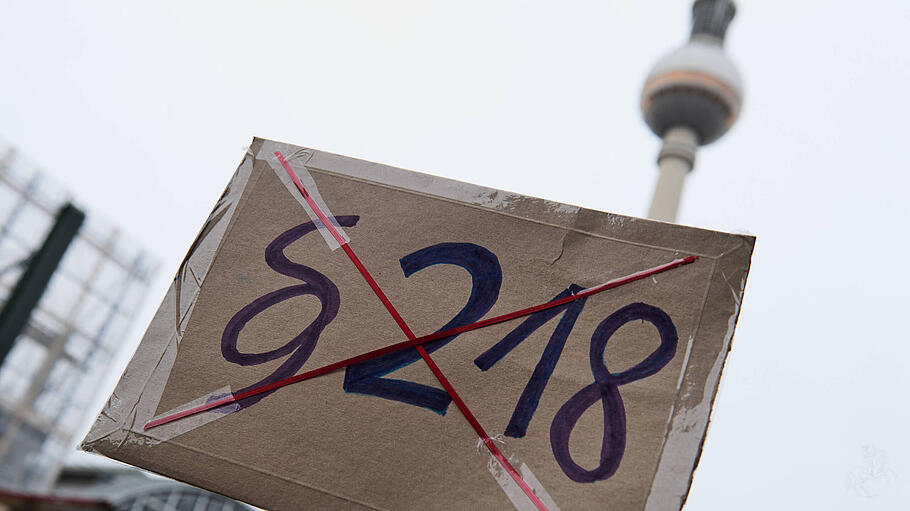 Schild mit durchgestrichener Aufschrift "§218"