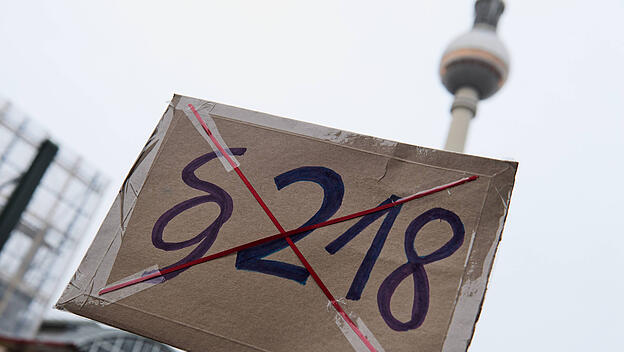 Schild mit durchgestrichener Aufschrift "§218"