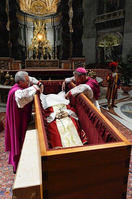 Schließung des Sarges von Papst em. Benedikt XVI.