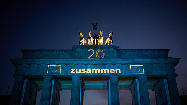 Berlin, illuminiertes Brandenburger Tor Zum 20. Jahrestag der EU-Erweiterung vom 1 Mai 2004 wird das Brandenburger Tor a