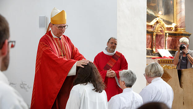 Der altkatholische Bischof Matthias Ring weiht drei Frauen zu Diakoninnen