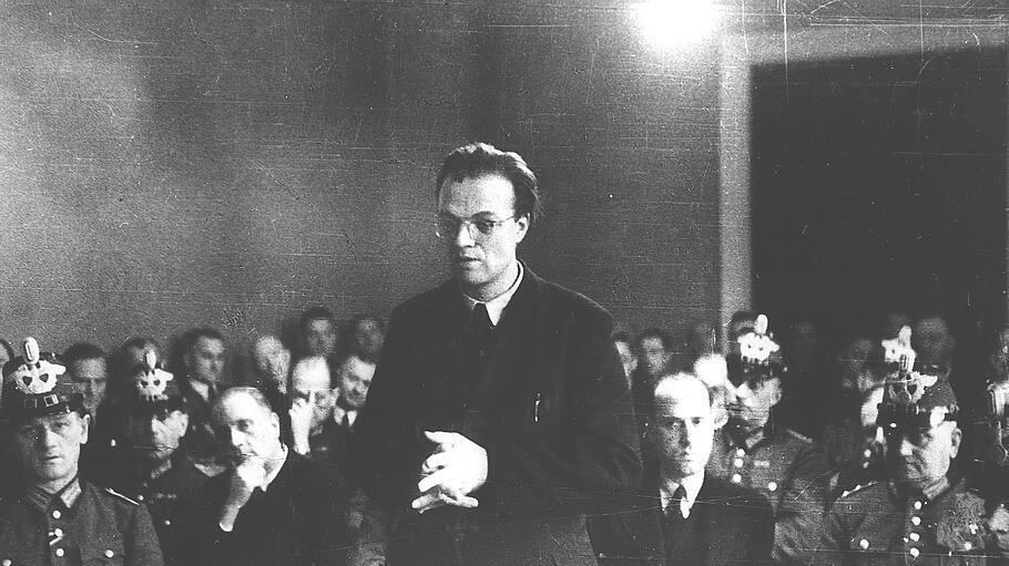 Alfred Delp während des Prozesses vor dem Volksgerichtshof in Berlin