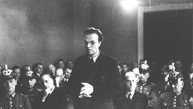Alfred Delp während des Prozesses vor dem Volksgerichtshof in Berlin