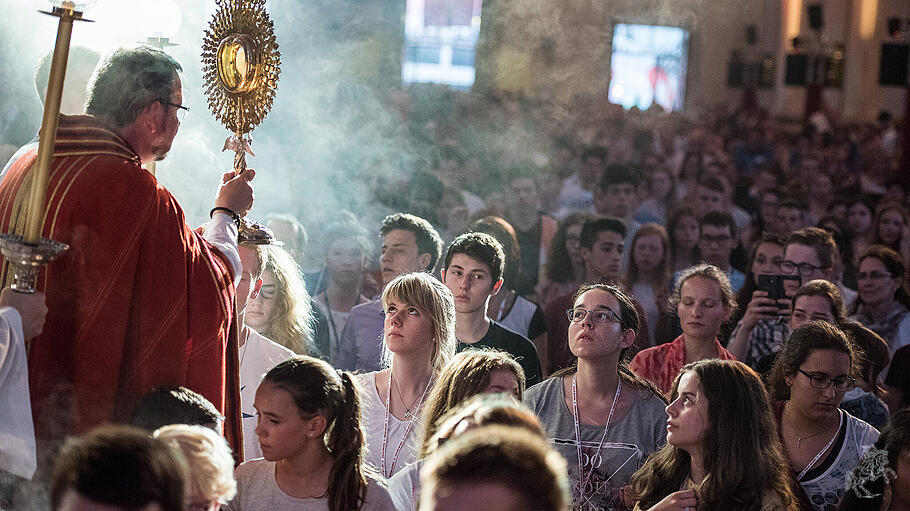 Christus im Zentrum: Priester erteilt Segen
