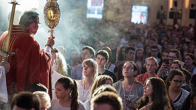 Christus im Zentrum: Priester erteilt Segen