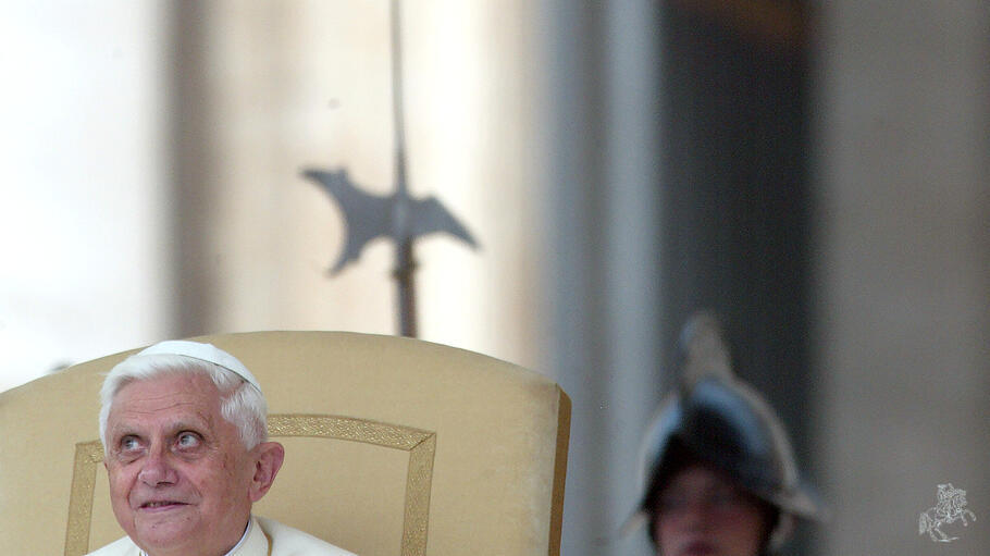 Papst Benedikt bei Generalaudienz im Vatikan