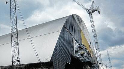 Stahlbogen soll 100 Jahre über dem explodierten Reaktor 4 des Atomkraftwerks Tschernobyl stehen