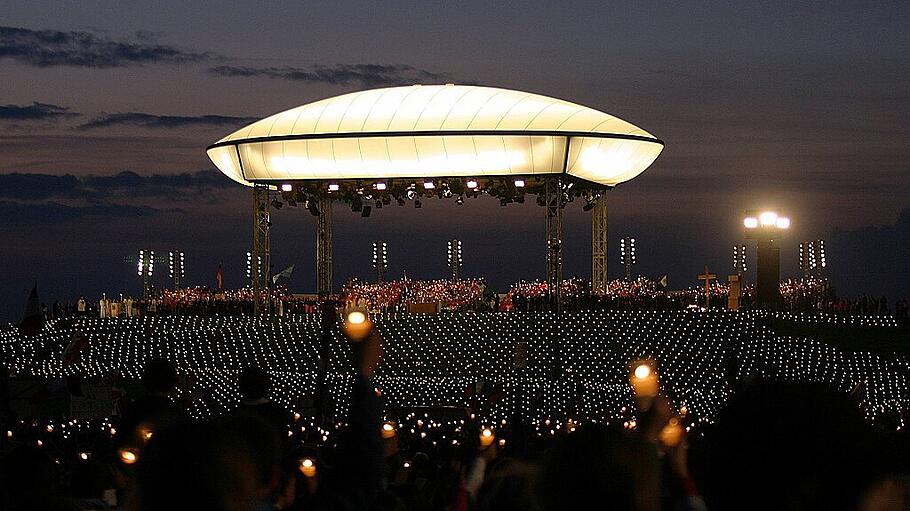 Anbetung während der Vigil mit Papst Benedikt auf dem Marienfeld bei Köln im Sommer 2005.