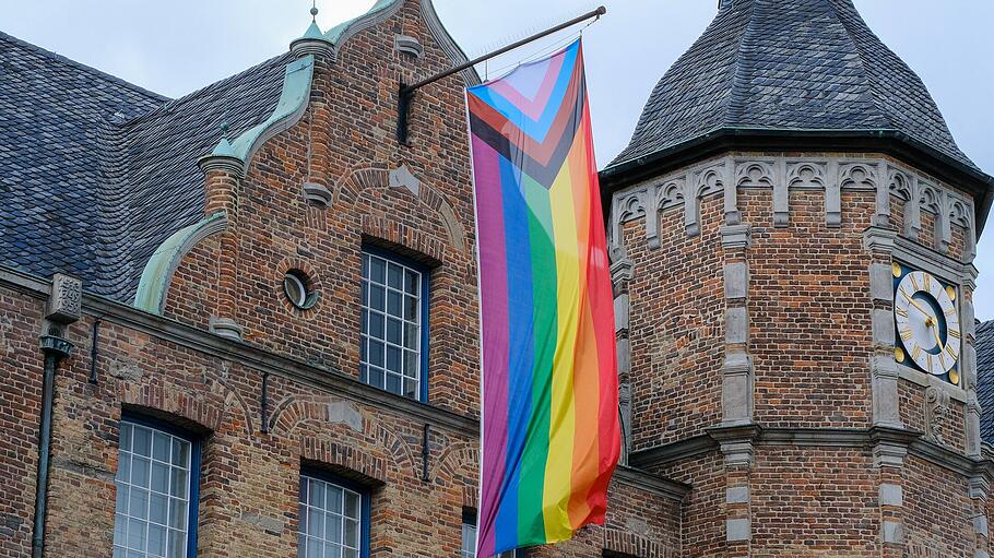 Regenbogen-Flagge an Kirche