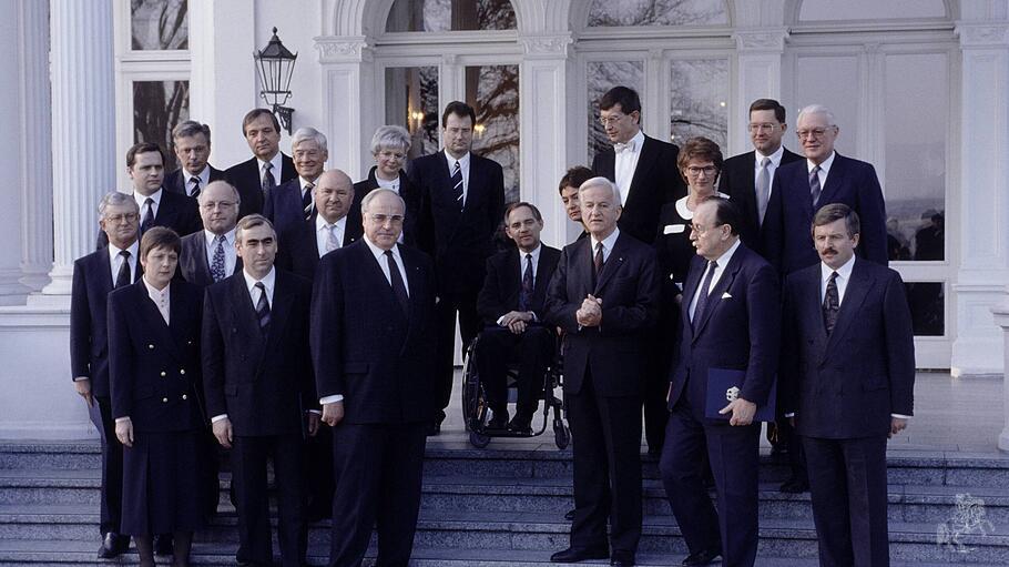 Das erste gesamtdeutsche Bundeskabinett, einschließlich Helmut Kohl, Angela Merkel, Theo Waigl und Wolfgang Schäuble