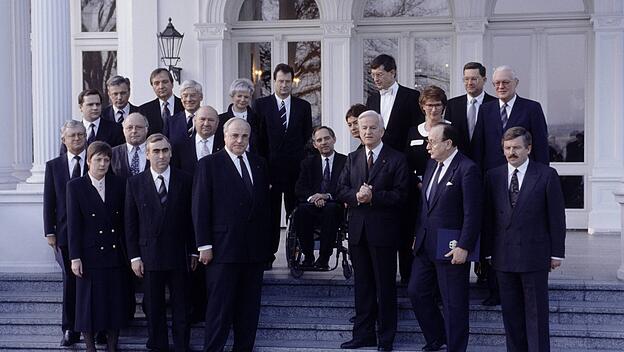 Das erste gesamtdeutsche Bundeskabinett, einschließlich Helmut Kohl, Angela Merkel, Theo Waigl und Wolfgang Schäuble
