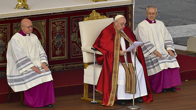 Papst Franzuiskus setzte seinem Vorgänger in der Predigt ein Denkmal