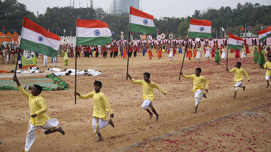 Indische Schulkinder tragen Nationalflaggen bei einer Parade