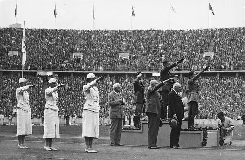 Olympische Spiele 1936 Sieger-Ehrung im Fünfkampf.