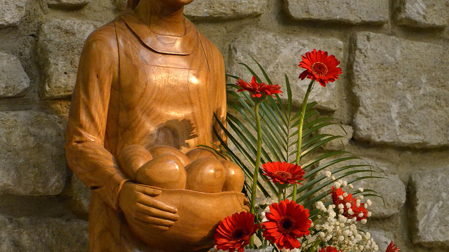 Auf Darstellungen tr&auml;gt die M&auml;rtyrerin Emerentiana in ihrer Sch&uuml;rze die Steine, mit denen sie gesteinigt wurde.