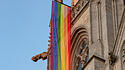 Regenbogenfahne an einer Kirche