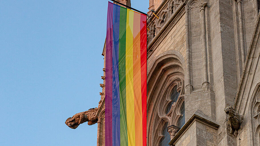 Regenbogenfahne an einer Kirche