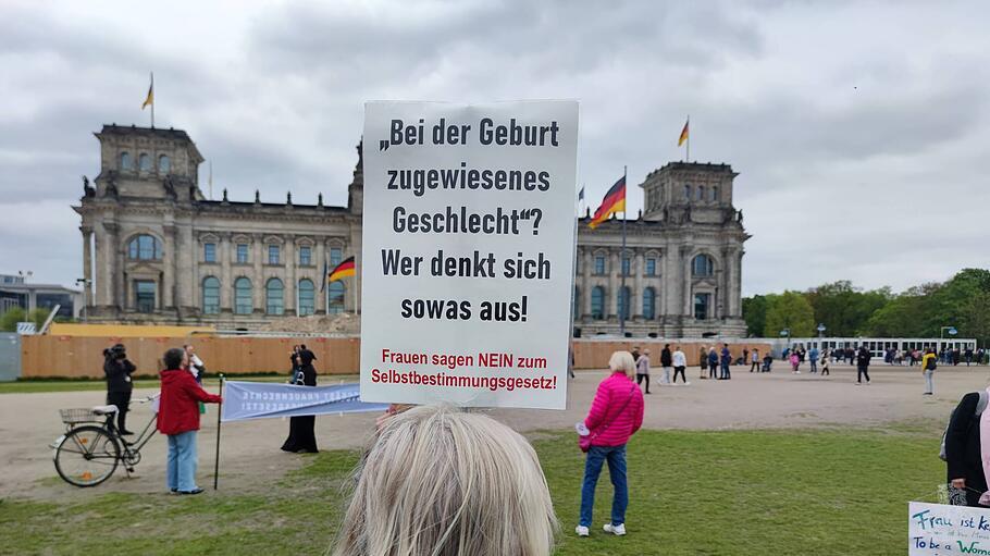 Wiese vor Reichstagsgeb&auml;ude: Demo gegen das Selbstbestimmungsgesetz