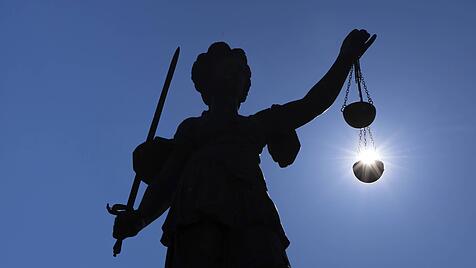 Die Silhouette der Justitia-Statue auf dem Römerberg in Frankfurt am Main