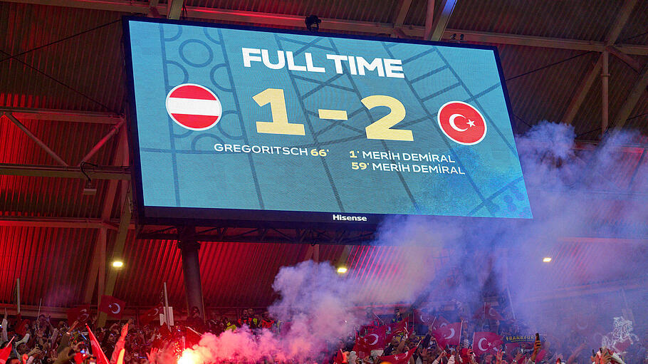 Anzeigetafel zeigt den Zwei-zu-eins-Sieg der Türkei gegen Österreich bei der Fußball-EM 2024