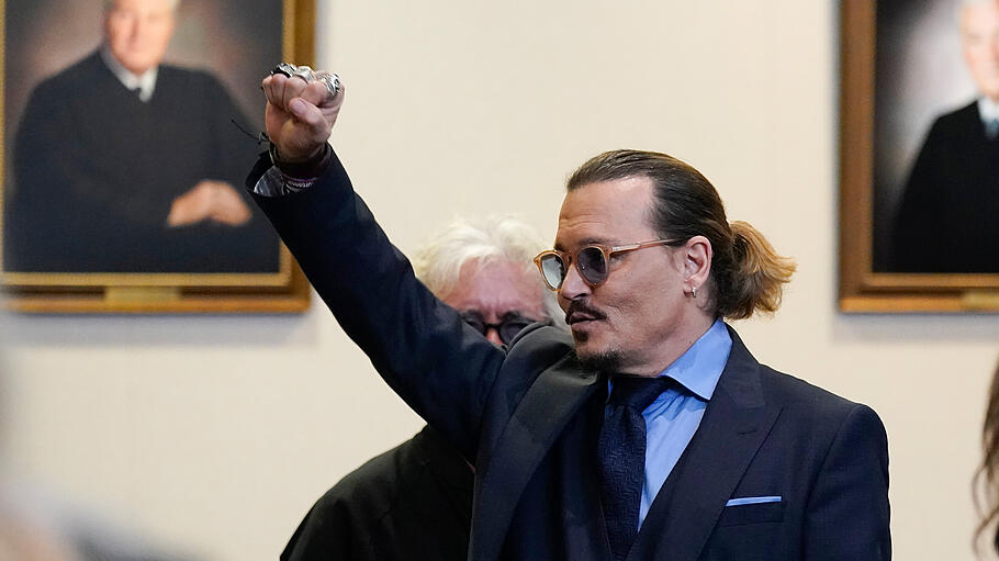Jonny Depp gestikuliert vor Gericht nach den Schlussplädoyer