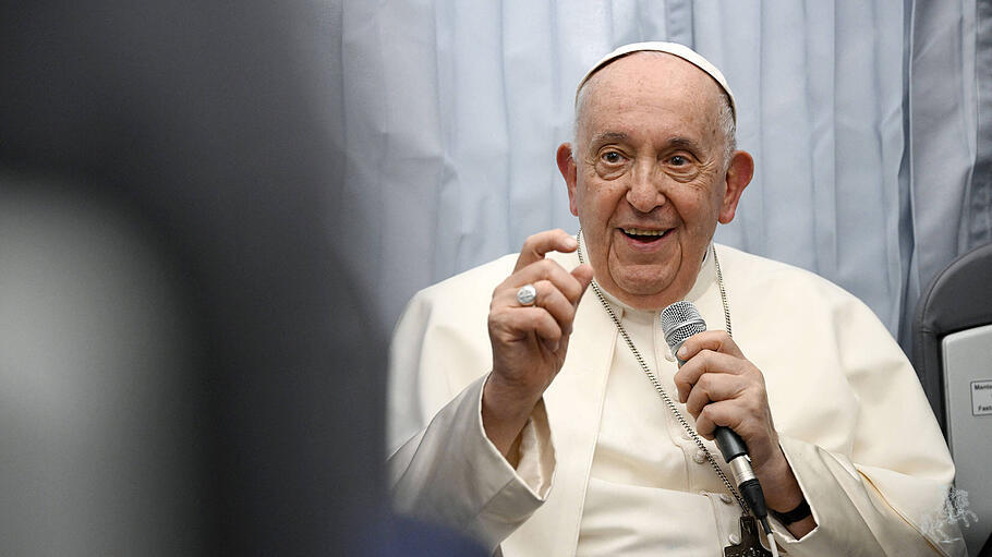 Papst Franziskus auf dem Flug von Marseille nach Rom