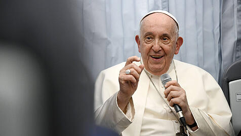 Papst Franziskus auf dem Flug von Marseille nach Rom