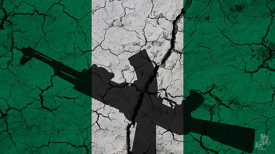 Schatten einer Waffe vor einer rissigen Nigeria-Flagge