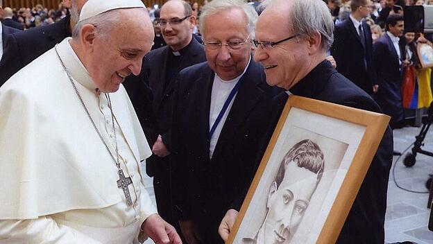 Papst Franziskus segnet im Oktober 2014 Franz Reinischs Bild