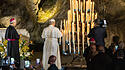 Papst Leo betet an der Lourdes-Grotte
