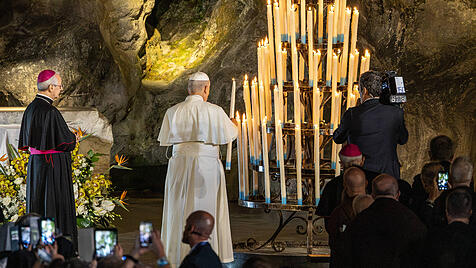Papst Leo betet an der Lourdes-Grotte