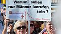 «Maria 2.0» bildet Menschenkette um den Kölner Dom