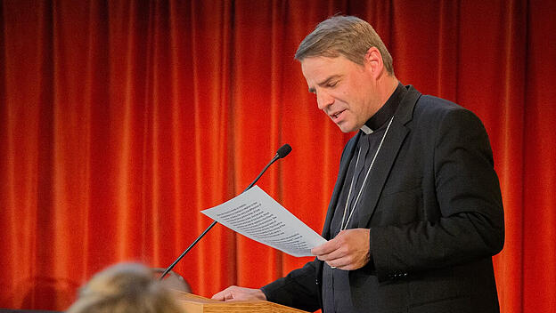 Bischof Oster beim Vortrag