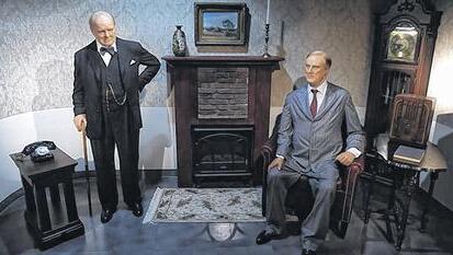 Winston Churchill und Franklin D. Roosevelt im Wachsfigurenkabinett in Washington