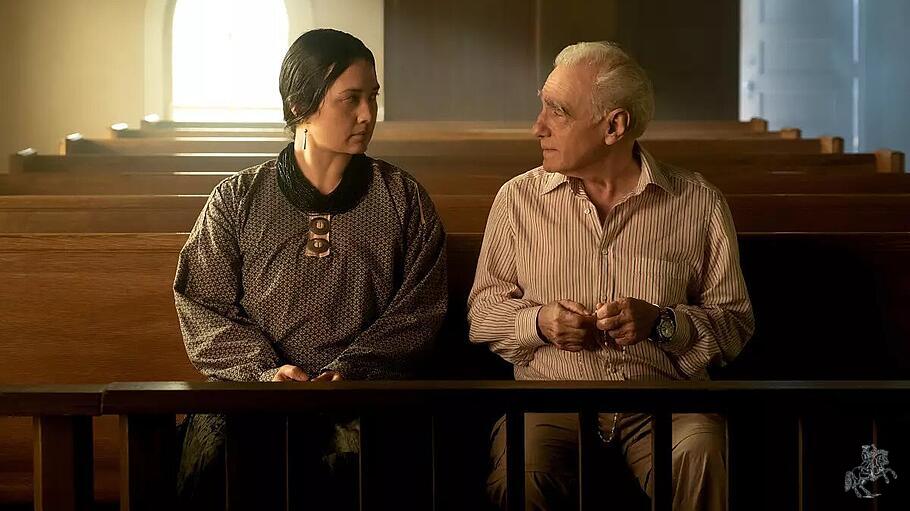 Martin Scorsese bringt Hauptdarstellerin Lily Gladstone  das Rosenkranz-Beten bei.