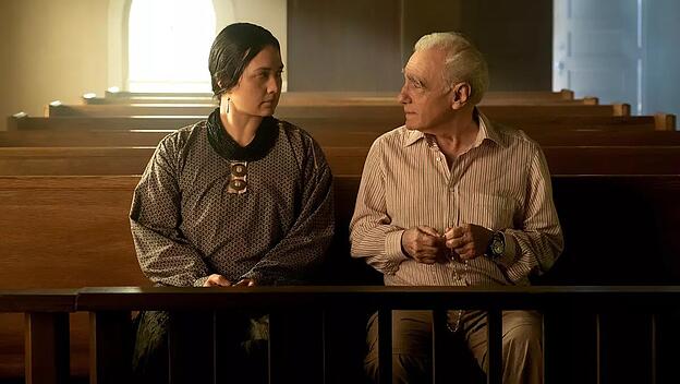 Martin Scorsese bringt Hauptdarstellerin Lily Gladstone  das Rosenkranz-Beten bei.