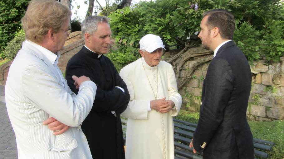 Guido Horst und Oliver Maksan mit Georg Gänswein und Papst em. Benedikt XVI.