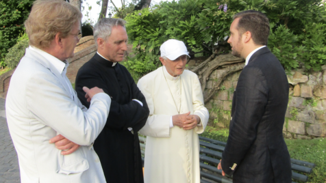 Chefredakteur Guido Horst und  sein Vorgänger Oliver Maksan beim Besuch  bei Papst em. Benedikt XVI. und Erzbischof Gänswein