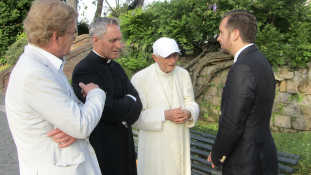 Chefredakteur Guido Horst und  sein Vorgänger Oliver Maksan beim Besuch  bei Papst em. Benedikt XVI. und Erzbischof Gänswein