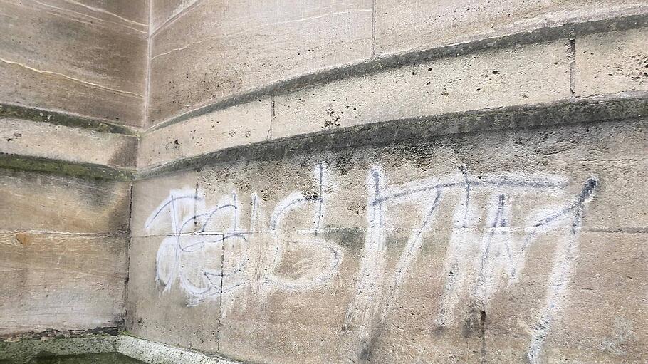 Antichristliches Graffito in Poissy