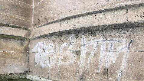 Antichristliches Graffito in Poissy