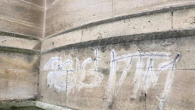 Antichristliches Graffito in Poissy