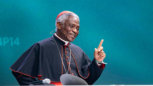 Kardinal Peter TURKSON, haelt die Laudatio fuer Ehrenpreistraeger Prof. Hans Joachim SCHELLNHUBER, Stiftung Deutscher Na