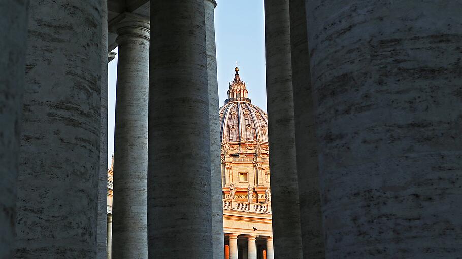 Petersdom hinter Kolonnen - Machtspiele im Vatikan