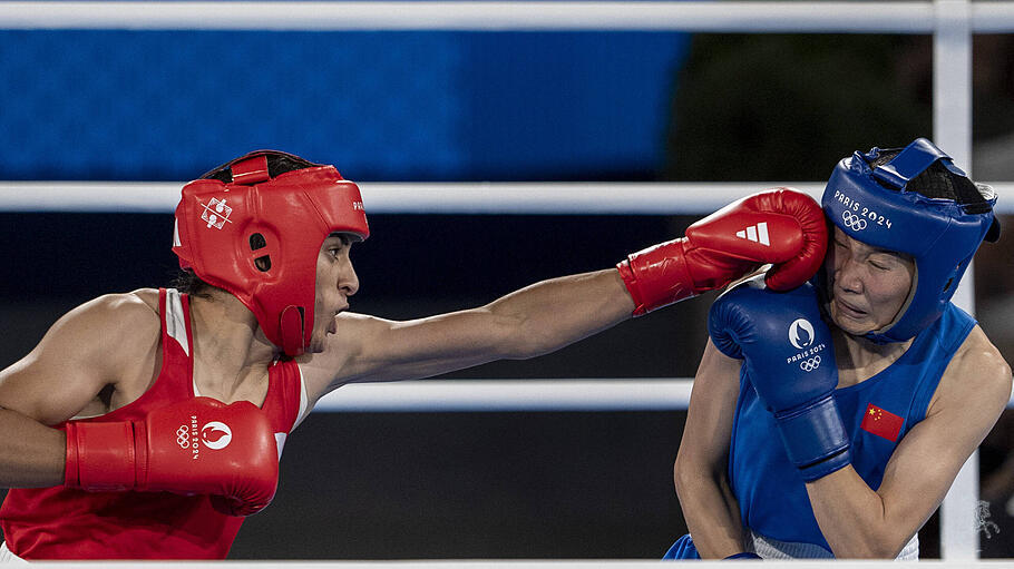 An ihr hatte sich eine besonders hitzige Debatte entzündet: Die algerische Boxerin Imane Khelif (l.)