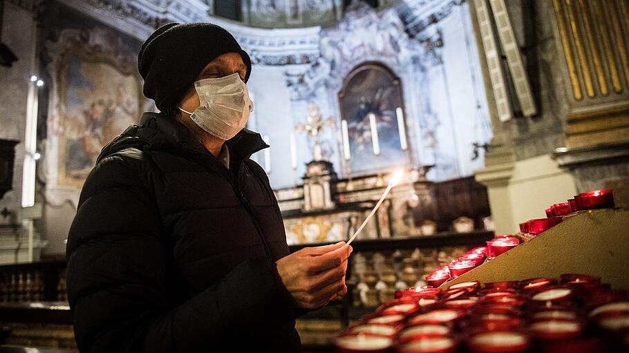 Corona-Virus: Mann mit Mundschutz in der Kirche